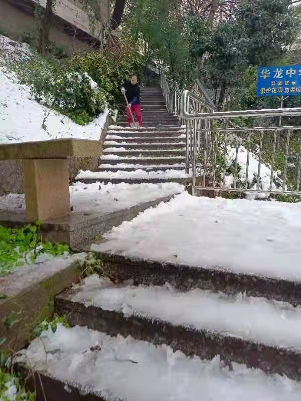 情滿華龍，掃雪除冰暖人心