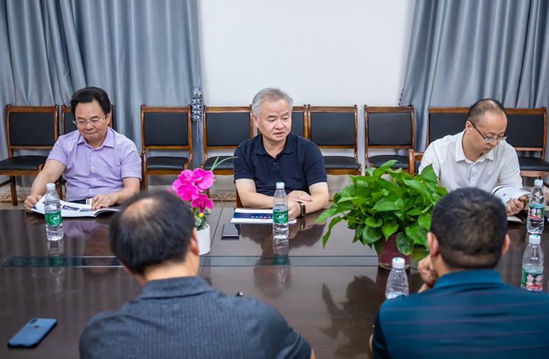 鯤鵬展翅同風(fēng)起，扶搖直上九萬(wàn)里--記邵陽(yáng)市副市長(zhǎng)蔣偉到華龍中學(xué)視察